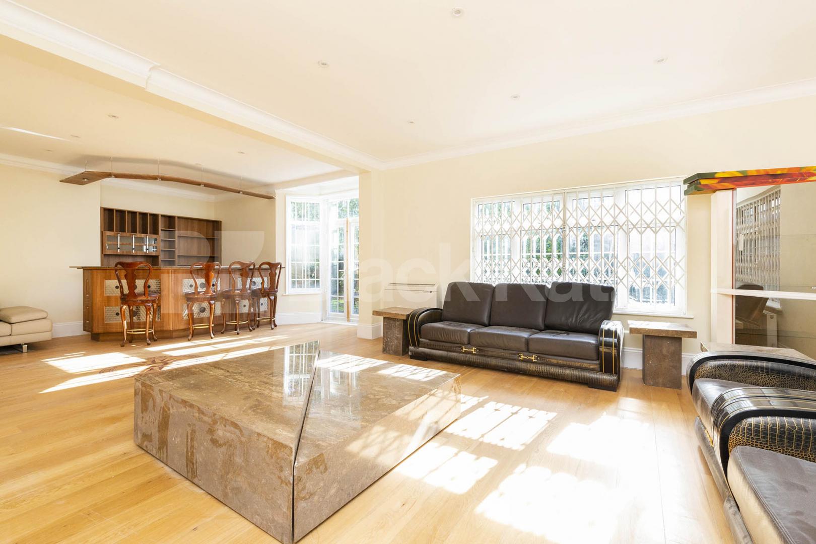 Very spacious six bed two reception rooms house with garden mins to tube Holden Road, North Finchley